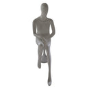 Blizganti balta sėdinti moteriška manekenė