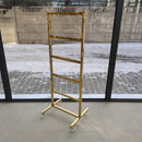 Auksinis stovas ant ratukų